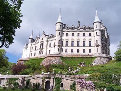 Il est le domicile de la comtesse de sutherland et le siège du clan sutherland (en). Bild "Dunrobin Castle" zu Dunrobin Castle in Schottland