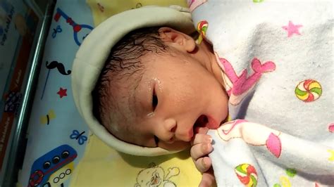 Mata bayi baru lahir biasanya susah untuk terbuka. Cara Menghangatkan Bayi Yang Baru Lahir - YouTube