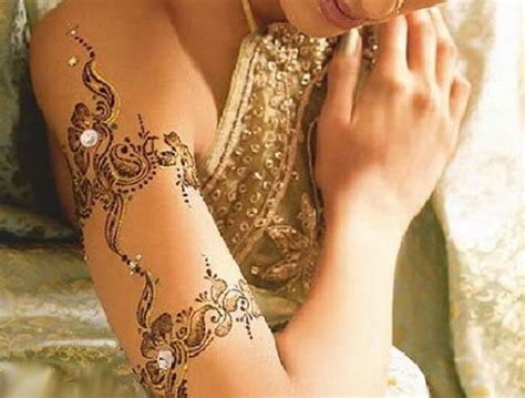 I provide beautiful henna artwork that can suit any taste (from simple and small to large and complex). Arm Henna Tattoos Designs With Gold Accent ...