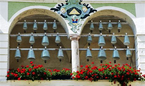 Stadtamt gmunden, gmunden an der traun, austria. Keramisches Glockenspiel im Rathaus in Gmunden - Klagenfurt