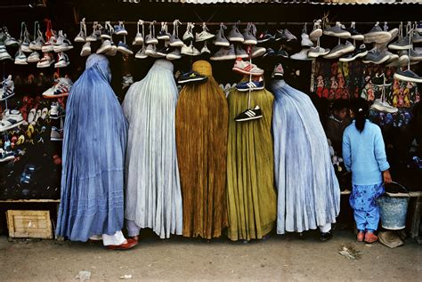 Donna con il burqa frustata in afghanistan per aver ascoltato musica loro, le donne, sono «colpevoli» di aver ascoltato musica. Steve McCurry, fotograaf met 9 levens - This is how we ...