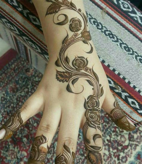 This floral khafif mehndi designs are minimalistic yet achieves an overall look with full detailing in flowers and other floral designs. Pin by 🌹R.J🌹 on Henna designs. (With images) | Arabic ...