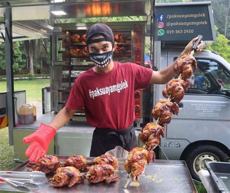 Dalam pertunjukan wayang golek, lakon yang biasa dipertunjukkan adalah lakon carangan. Ayam Golek Sedap Dengan 32 Jenis Rempah Istimewa