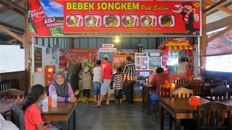 Some recipes also include sweetened condensed milk.the dough is repeatedly kneaded, flattened, oiled, and folded before proofing, creating layers. Bebek Songkem, Madura