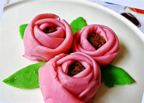 Kuih lenggang) merupakan makanan khas indonesia dan malaysia yang dapat digolongkan sebagai panekuk yang diisi dengan parutan kelapa yang dicampur dengan gula jawa cair. Peluang Usaha Dadar Gulung Mawar dan Analisa Usahanya ...