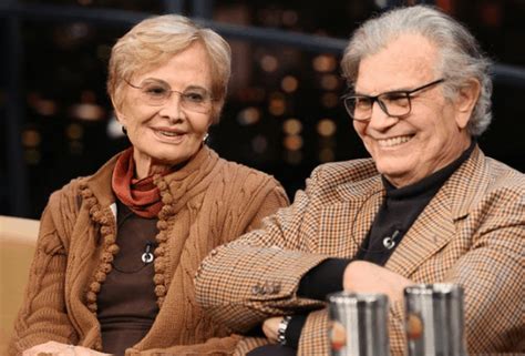 He has been married to glória menezes since 1962. Glória Menezes e Tarcísio Meira tomam vacina contra Covid ...