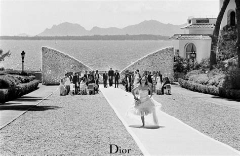 Публикаций — посмотрите в instagram фото и видео runaway bride (@runawaybride_ie). Natalie Portman Plays a Runaway Bride in New Miss Dior ...