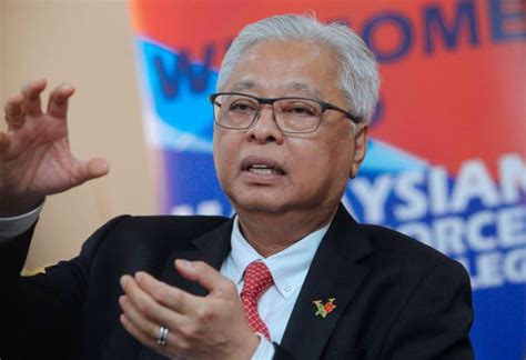 4 keping gambar bahagian hadapan, 4 keping gambar bahagian belakang, 1 keping gambar sisi dan 2 keping gambar bahagian dalam premis perniagaan (berwarna). IngKar PKPP: lesen kelab malam dibatalkan - Utusan Digital