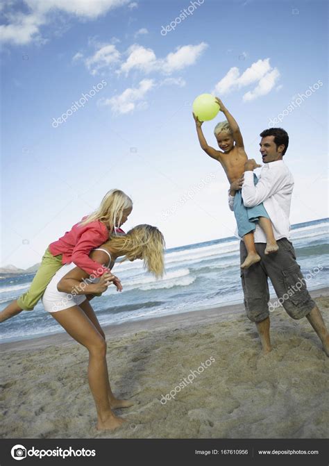 We did not find results for: Um casal e seus dois filhos — Stock Photo ...