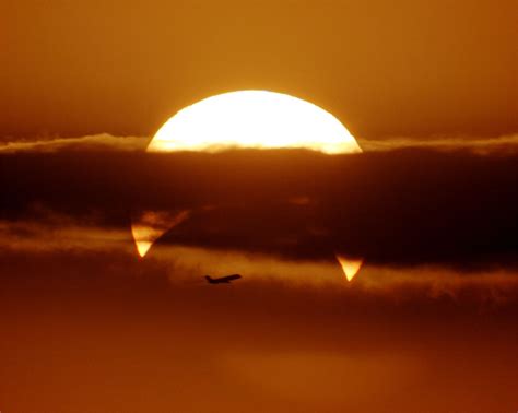 Ein partielle sonnenfinsternis zeigt sich am himmel. APOD 13. Mai 2013 - Partielle Sonnenfinsternis mit Flugzeug