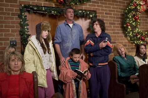 Charlie mcdermott serves up some yummy italian food in this new still from the middle. Foto de Eden Sher - The Middle : Foto Atticus Shaffer ...