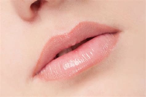 Mempunyai ukuran molekul kecil, glycolic acid mampu menyerap minyak tanpa meninggalkan kesan kering yang mengganggu. Cara Menghilangkan Bintik Kecil Di Bibir - Detik Kesehatan