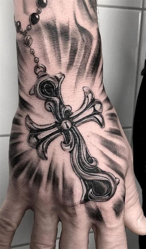 It is a popular tattoo for both men and women, and can convey a wide range of meanings that are not just religious in nature. 25 tatuagens masculinas nas mãos para inspirar (2019 ...