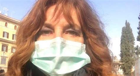A marzo l'attrice 64enne è stata ricoverata allo spallanzani di roma dopo aver interrotto una tournée teatrale. CORONAVIRUS A S. MARIA C.V. Gli haters si scatenano contro ...