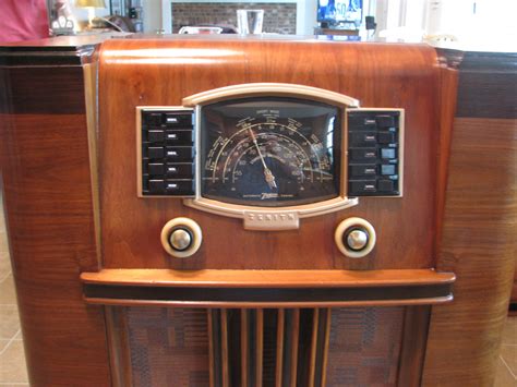 Using an under cabinet radio frees up space on the kitchen counter, workbench, spa deck, or wherever else you would have put a traditional radio. Pin by John Hall on Antique Radios (With images) | Antique ...