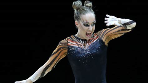 Nina derwael is begonnen aan haar medaillejacht op het wk in stuttgart. Nederlandse Turnster danst finale als kat | NOS Jeugdjournaal