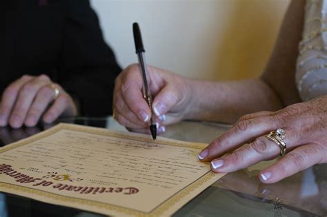 Contoh surat perjanjian kerja (kontrak)7pasal8 s a n k s i apabilapihakkedua setiapharimelakukankelalaian/tidakmelakukankewajibansepertitersebutdalampasal(1)surat perjanjian ini, maka pihak kedua dikenakan sanksi denda sebesar 1 o/oo (satu permil) atau sebesarbesarnya. Pentingnya Akta Tanah Bagi Pemegang Hak Milik - Jual Beli Rumah
