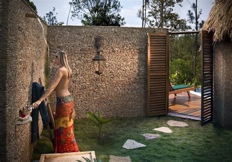 Finding an outdoor shower fixture needs quality, features and a good price point. 10 Brilliant Outdoor Shower Fixtures You Can Make Yourself