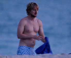 Find funny gifs, cute gifs, reaction gifs and more. Owen Wilson shows off slightly rotund stomach as he goes shirtless on the beach | Daily Mail Online
