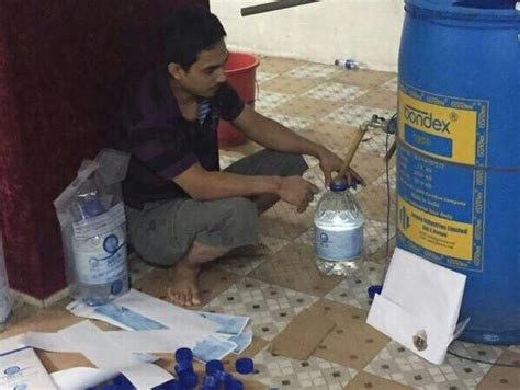 Meminum air zam zam menjadi satu amalan ibadah, dengan niat mengikuti anjuran rasulullah. Awas! Lagi Kes Sindiket Air Zam-Zam Palsu - Pengedar ...