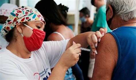 A vacinação acontece das 8h às 13h, no clube recreativo bandeirante. São Gonçalo vacina contra Covid pessoas com comorbidades a ...