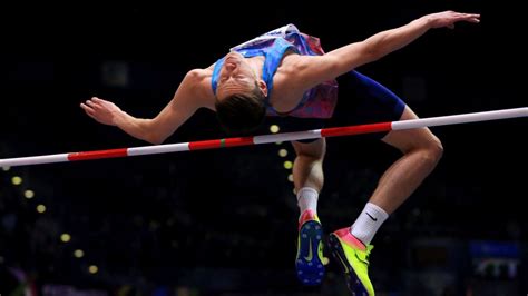 Skok wzwyż to konkurencja lekkoatletyczna, która polega na wykonaniu rozbiegu, odbiciu się i przeniesieniu ciała ponad poprzeczką. Skok wzwyż, o tyczce i pchnięcie kulą w centrum ...