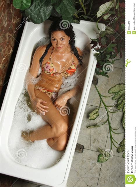 Eine dreifache mutter wurde im österreichischen kärnten opfer eines abartigen verbrechens: Junge Frau In Einer Badewanne (von Oben) Stockbild - Bild ...