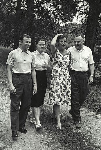 Гагарина (слева) с супругом и с. «Позвавший за собой в космос всех нас» - Фото - Коммерсантъ