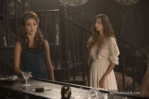 Just when you think you have westworld figured out, the creators send you a left turn. Westworld - Episode 2x05 publicity still of Lili Simmons ...