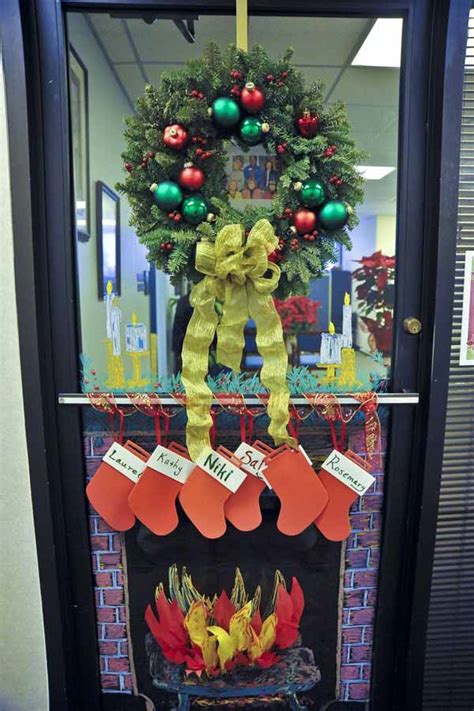 Front door christmas decorating ideas hgtv. 40 Fantastic Christmas Door Decorating Ideas - Interior Vogue