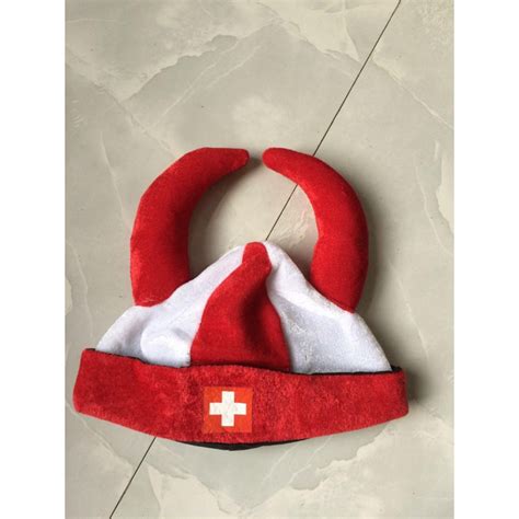 Ob beim fussball, hockey, tennis etc. Schweiz Suisse Switzerland Fan Hörner Fanhut Hut Mütze WM ...