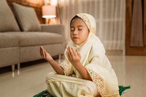 Hal pertama yang wajib di amalkan oleh seorang muslim untuk menambah keimanannya dalam islam adalah anda harus mengimani tentang keberadaan allah subhanallahu wa ta'ala. Jadi Pondasi Agama, Ini Cara Asyik Ajarkan Rukun Iman ke ...