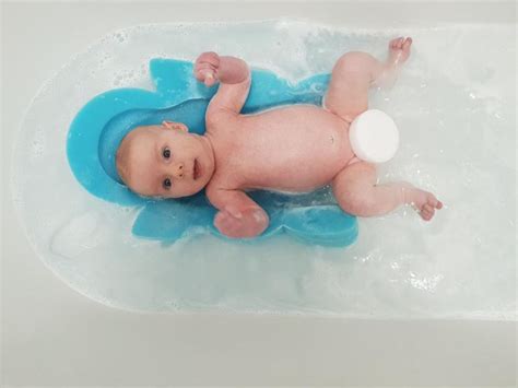 Newborns should only get sponge baths for the first couple of weeks until the stump of the umbilical cord falls off (usually happens by about one or two weeks of age). Babies R Us Bath Sponge Cushion - Reviews