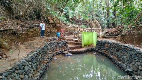 Inilah rupa salah satu ilmu buang sial hangalan badan atau menghalau halangan diri untuk mendatangkan jodoh bagi yang sulit jodoh, mudahkan 1. Lempar Celana Dalam Jadi Ritual Buang Sial di Ciamis