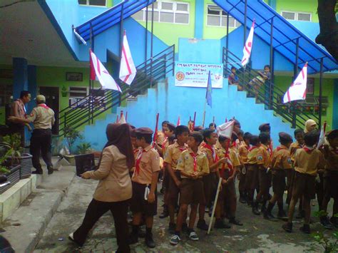 Mengenalkan sila sila pada pancasila dan menjelaskan secara ringkas kepada siswa sesuai dengan tingkat kepemahamannya. SDN BANYU URIP V/366 SURABAYA