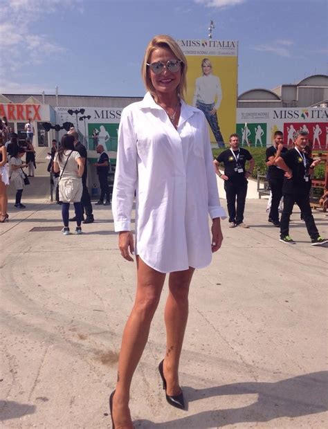 Simona ventura stole the scene in italian television, becoming a famous name and a bankable host for the networks.ventura started her career with small appearances on local tv stations, like most in the business. SIMONA VENTURA: "NON E' VERO CHE MI SPOSO, SONO ...