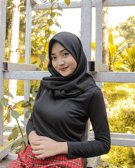 Discover recipes, home ideas, style inspiration and other ideas to try. KAMU KOK MENJAUHH di 2020 | Wanita, Hijab chic, Gaya hijab