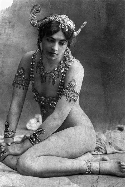 A principios del siglo xx, esta mujer tenía a las capitales de europa rendida a sus pies, pero el mito de mata hari está dominado por el espionaje. Mata Hari: Sexy photographs of the original femme fatale ...