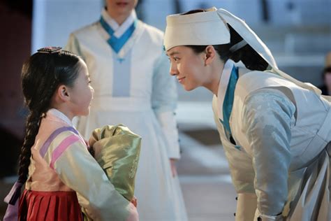 She gained viewers' attention for her performance in the same cable channel series make a wish (2014). Song Ji Hyo's Adorable Moment with Child Actress Kim Yoo ...