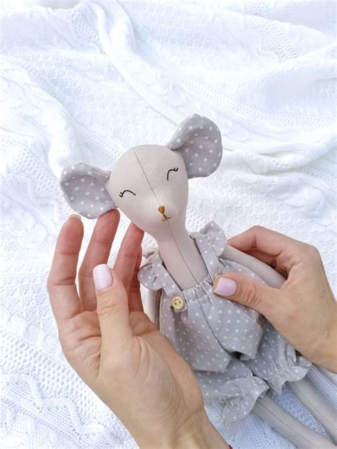 Игрушки для детей • Мышонок • Игрушки из ткани in 2024 | Diy doll ...