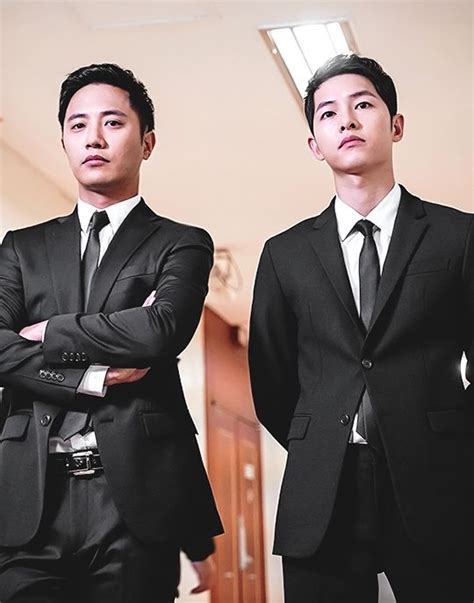 This drama tells of the love story that develops between a surgeon a love story develops between captain yoo shi jin, from south korean special forces and doctor kang mo yeon remade as descendants of the sun (2020) see more ». descendants of the sun | Song joong ki, Joong ki, Song joon ki