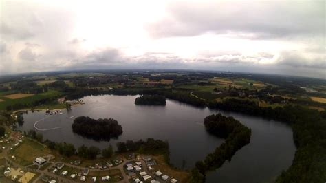 Dit 45 hectare grote meer omgeven door bossen herbergt dagstrand amici beach. effelder waldsee von oben - YouTube