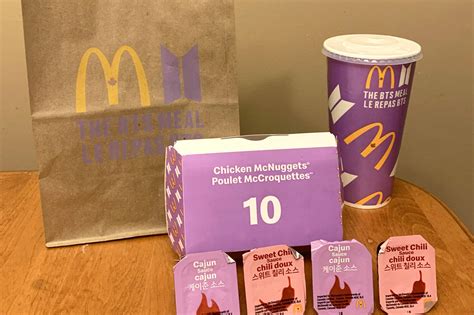 Antrean bts meal hari ini, mcd diserbu ojol. People are already reselling their McDonald's BTS Meal wrappers online
