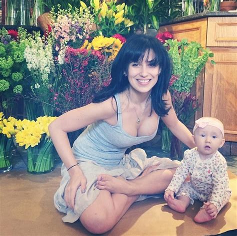 Because no one wants to be the only one upside in say, a grocery store, she's been using the hashtag #yogapostureoftheday to herald followers. The best of Hilaria Baldwin's Instagram yoga snaps ...