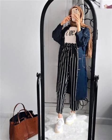 Kemudian cukup padukan dengan flat shoes berwarna coklat ataupun nude, maka kamu akan mendapatkan penampilan yang minimalis namun. 20+ Trend Terbaru Ootd Hijab Celana Garis Hitam Putih - My ...