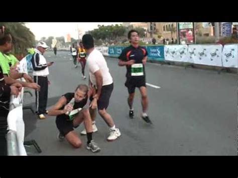 Wenn ein mensch plötzlich zusammenbricht oder einen unfall hat, kann deine schnelle bewusste reaktion. Dubai Marathon Danger Incident - YouTube