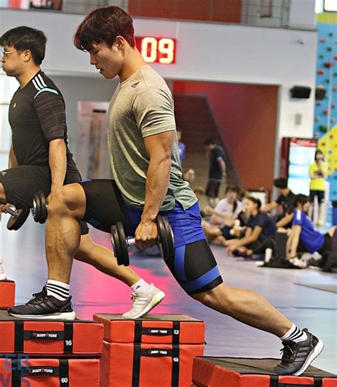 중국에서는 수나라 때, 한국에서는 고려 때 처음 시작했다.조선때는 거의 경복궁 근정전에서 치려졌다. 외국인도 놀란 윤성빈 허벅지 : 네이트판