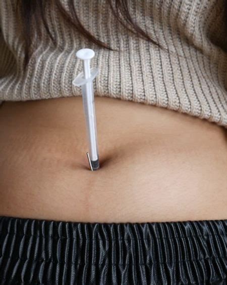 After all the medicine is in, leave the needle in for 5 seconds. Navel play and needle-YOOMI - bellycool