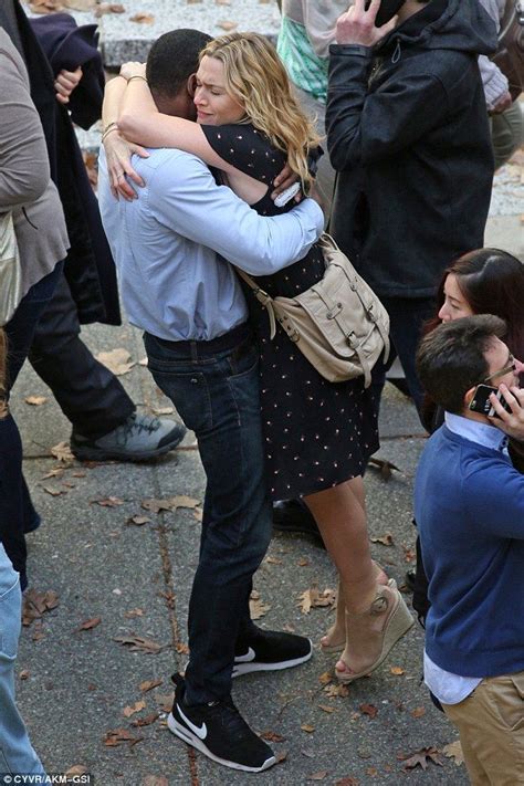 Die schauspielerin litt selbst viele jahre lang darunter, stotterer zu sein. Kate Winslet shares a steamy smooch with Idris Elba on set ...