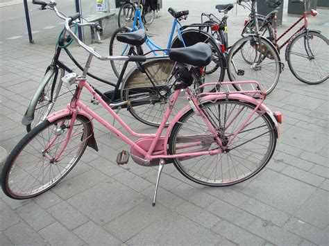 De fiets is in zeer goede staat! What is in, What is out?! » IN: Roze Fietsen
